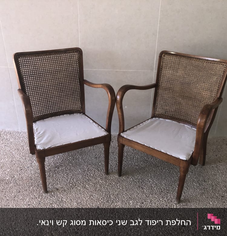 שני כיסאות עץ עם ריפוד בד בהיר